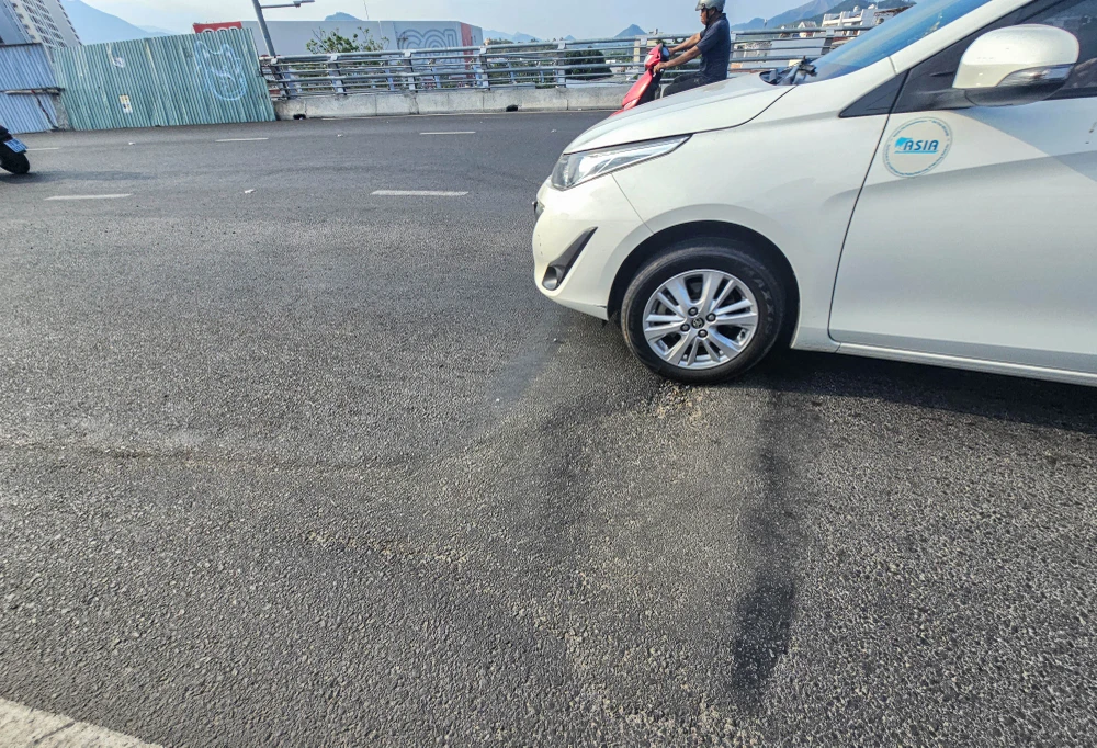 Mặt bê tông nhựa sụt lún khoảng 3-5 cm so với mặt cầu. Ảnh: XUÂN HOÁT Tập đoàn Phúc Sơn.jpg