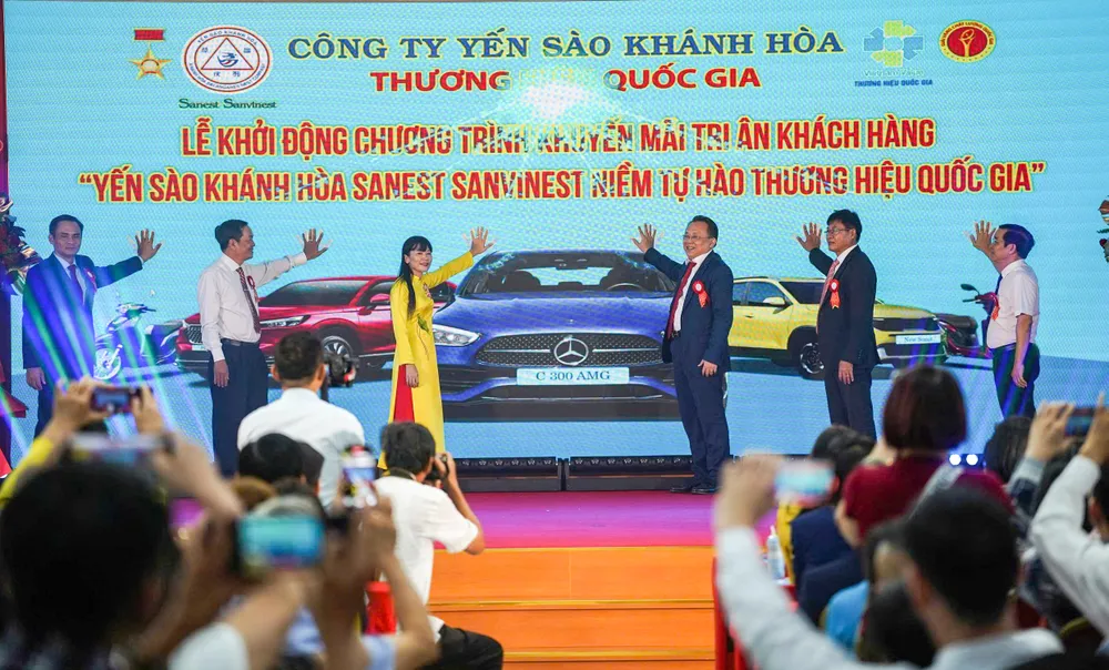 Lãnh đạo UBND tỉnh Khánh Hòa và Công ty Yến sào Khánh Hòa nhấn nút khởi động chương trình khuyến mại lớn nhất năm. Ảnh: XUÂN HOÁT yến sào Khánh Hòa.jpg