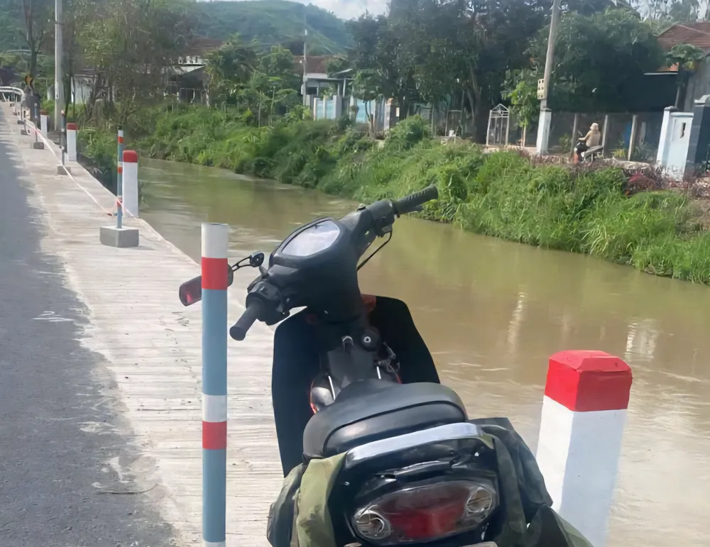 Rơi xuống mương nước.jpg