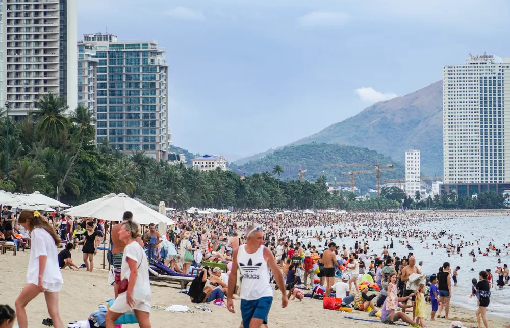 Khách du lịch ken kín bãi biển Nha Trang mùa hè nắng nóng. Ảnh: XUÂN HOÁT DTH06226.JPG
