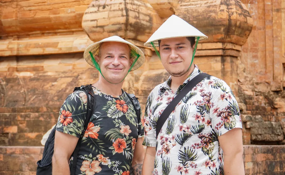 Khách Nga thích thú khi tham quan các điểm du lịch ở TP Nha Trang. Ảnh: XUÂN HOÁT DTH06413.JPG