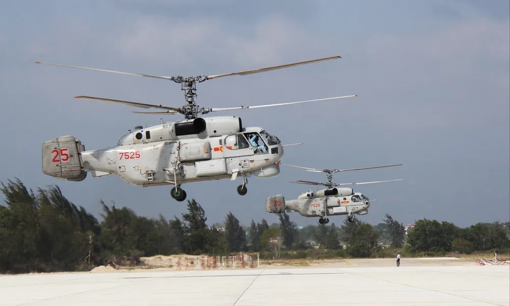 Bay đội hinh biên đội trực thăng Ka28.jpg