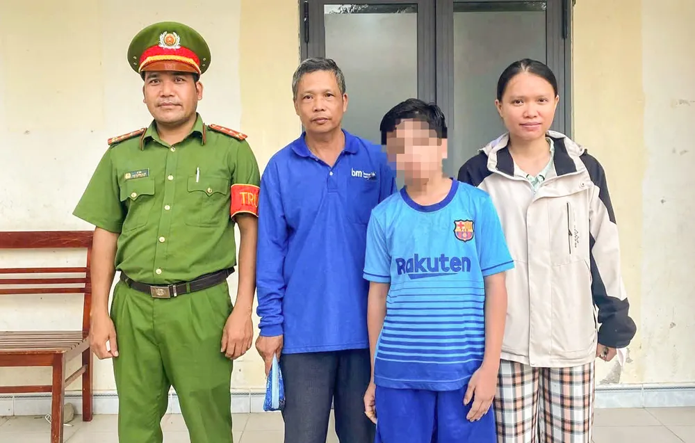Công an xã Đạ Huoai 3 đã đưa bé Tài về với gia đình an toàn. Ảnh: TRÙNG DƯƠNG Công an xã.jpg