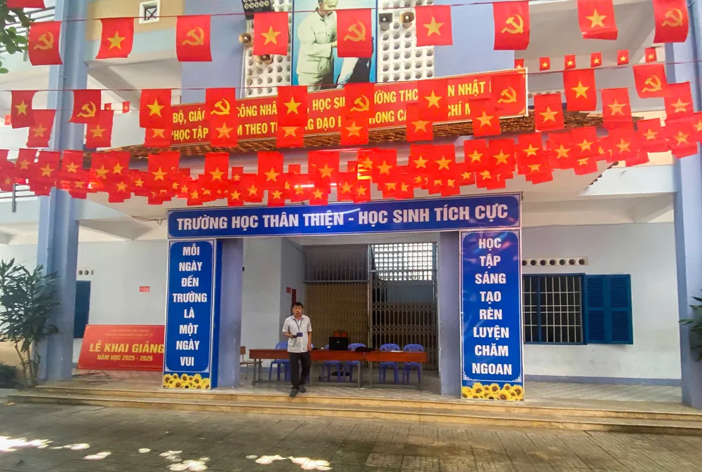 Điểm trường THCS Trần Nhật Duật, phường Nha Trang là một trong năm điểm cấp phát quà cho người dân. Ảnh: H. THƯ