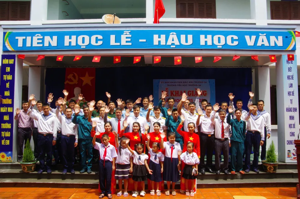 Cán bộ, chiến sĩ, nhân dân và các cháu trên đảo Trường Sa chào đón năm học mới.jpg