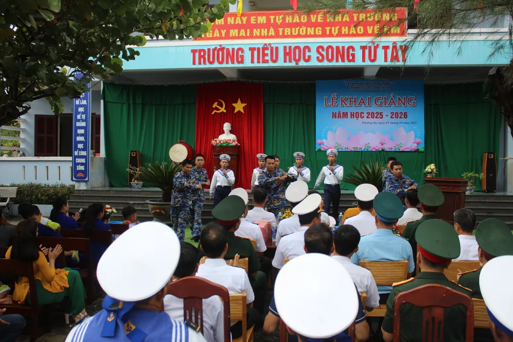 Cán bộ chiến xsix bieur diễn nhân lễ Khai giảng.JPG