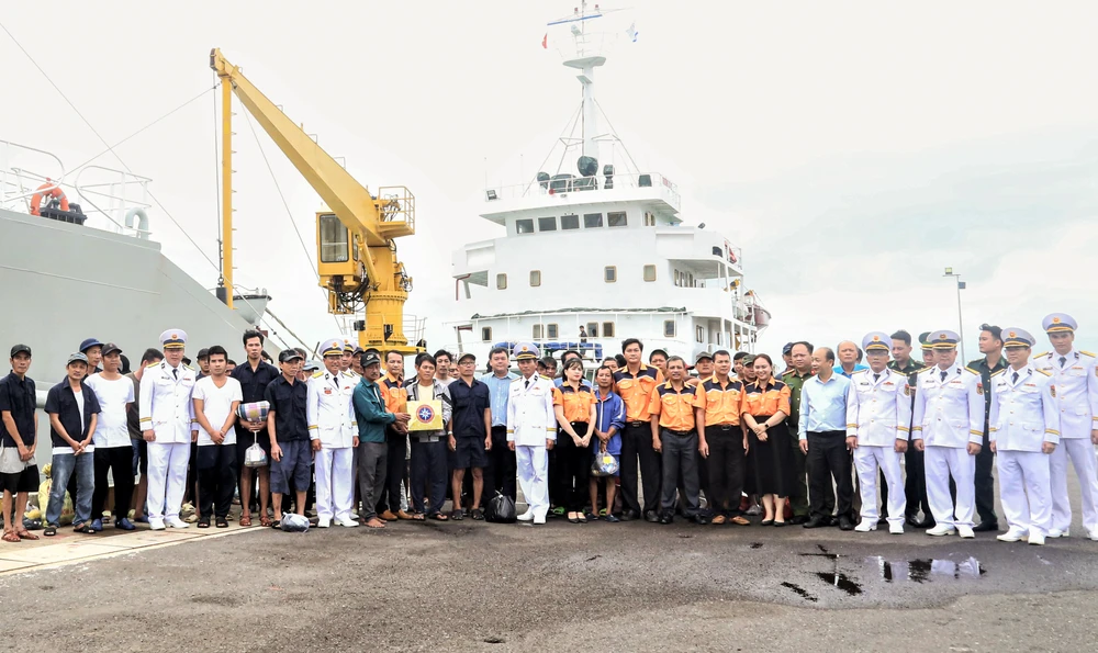 Lãnh đạo BTL vùng 4 và các cơ quan đại diện chụp ảnh với ngư dân trên cảng (1).jpg