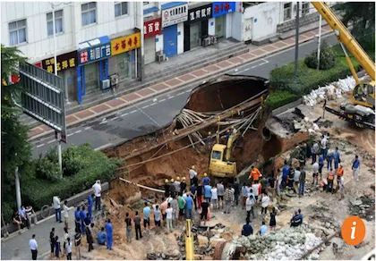 hố khổng lồ bên vệ đường