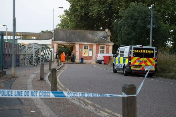 xe cứu thương đậu bên ngoài nhà ga