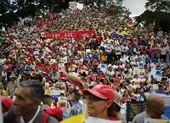 Đồng minh ông Maduro cân nhắc việc tổ chức bầu cử tổng thống ảnh 2 Người dân Venezuela biểu tình phản đối trừng phạt của Mỹ
