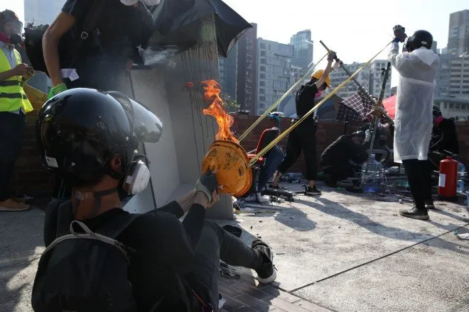 Cảnh sát Hong Kong trúng tên của người biểu tình ảnh 4