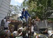 Ông Guaido cũng được cho vào tòa nhà Quốc hội nhưng... ảnh 4 Ông Guaido bị chặn không được bỏ phiếu bầu chủ tịch Quốc hội
