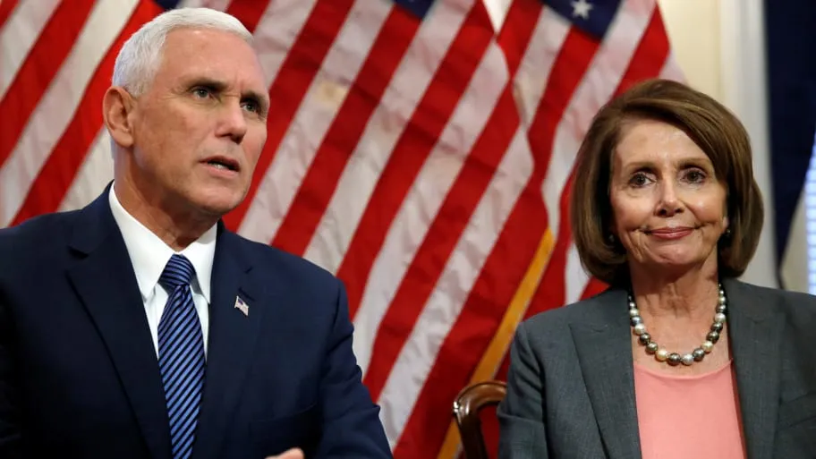 Chủ tịch Hạ viện Mỹ Nancy Pelosi (phải) cho biết đã được Phó Tổng thống Mỹ Mike Pence (trái) thông báo vụ Iran nã tên lửa căn cứ Mỹ. Ảnh: DAILY BEAST