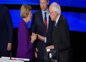 Ông Sanders: Bà Warren vướng giới tính thì tôi vướng tuổi già