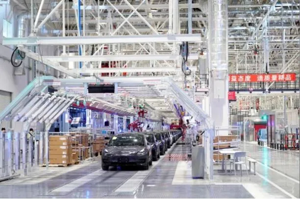 Người dân Trung Quốc trở lại làm việc trong thận trọng ảnh 2