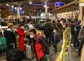 Cảnh sát Hong Kong bắt hơn 200 người biểu tình ảnh 2 Hàng chục ngàn dân đại lục xếp hàng để qua Hong Kong