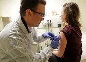 Tình hình đại dịch COVID-19 tính đến tối 13-5 ảnh 2 Nhiều người Mỹ nghi vaccine COVID-19 đã có nhưng bị giấu đi