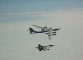 Mỹ 2 lần điều F-22 chặn máy bay ném bom Nga bay gần Alaska