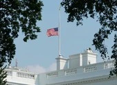 COVID-19: Ông Trump được yêu cầu đeo khẩu trang làm gương ảnh 4 Ông Trump cho treo cờ rủ 3 ngày tưởng nhớ nạn nhân COVID-19