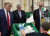 Ông Trump không đeo khẩu trang khi đi thăm nhà máy khẩu trang