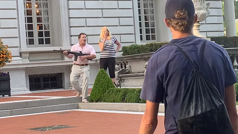 Được cửa hàng tặng AR-15 sau khi bị cảnh sát tịch thu súng ảnh 1 Được cửa hàng tặng AR-15 sau khi bị cảnh sát tịch thu súng ảnh 1