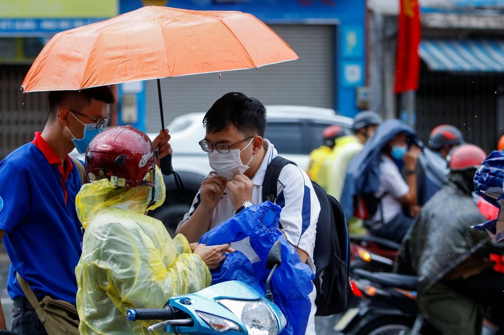 dam-mua-doi-con-thi-tot-nghiep