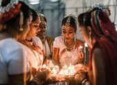 Sôi động lễ hội ném phân bò tại Ấn Độ ảnh 4 Ấn Độ dùng đèn phân bò để tẩy chay hàng Trung Quốc