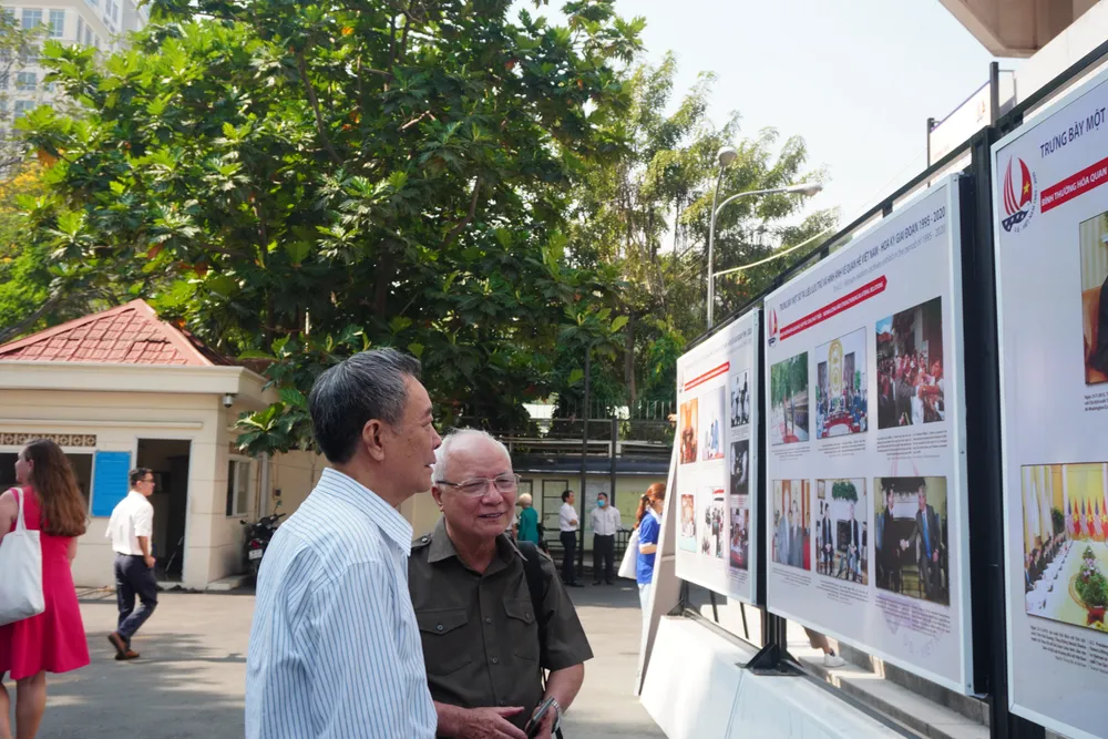 Tổng LSQ Mỹ, Cục Văn thư giới thiệu hình ảnh 25 năm QH Việt-Mỹ ảnh 6