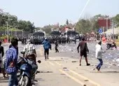 Người biểu tình Myanmar tưởng niệm một người chết vì trúng đạn ảnh 2 Cảnh sát Myanmar bắn đạn thật, ít nhất 7 người thương vong