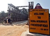 Nối dài trừng phạt, Mỹ nhắm vào 2 con Thống tướng Myanmar ảnh 2 Người Myanmar tiếp tục trốn sang Ấn Độ, 8 cảnh sát bị bắt lại