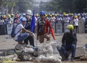 Toàn cảnh Myanmar: 149 người chết, hơn 2.000 người bị bắt giữ ảnh 3 Hàng trăm người Myanmar, có cả cảnh sát, vượt biên sang Ấn Độ