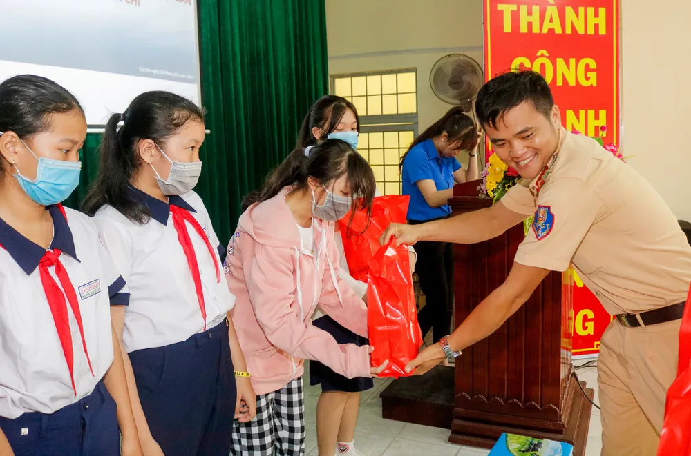 Báo Pháp Luật TP.HCM trao quà cho con em gia đình chính sách ảnh 3 Báo Pháp Luật TP.HCM trao quà cho con em gia đình chính sách ảnh 3