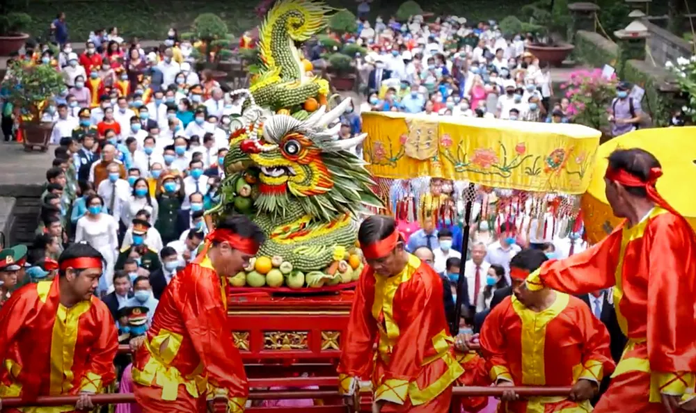 Chùm ảnh: Người dân rước lễ, dâng hương Giỗ Tổ Hùng Vương ảnh 4