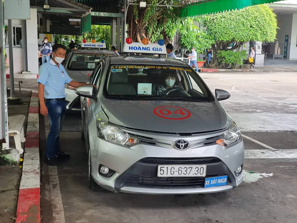 Một thí sinh đủ điều kiện về sức khoẻ đang dự thi tại Trung tâm dạy lái xe Hoàng Gia. Ảnh: TN