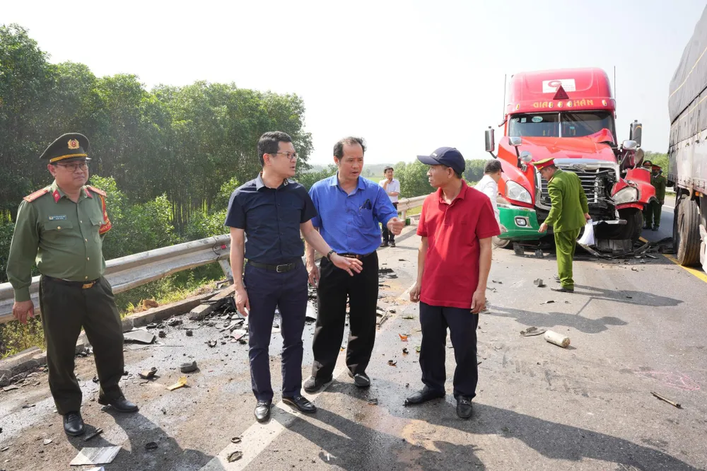 Hiện trường vụ tai nạn trên cao tốc Cam Lộ-La Sơn. Ảnh : ND 1000005246.jpg