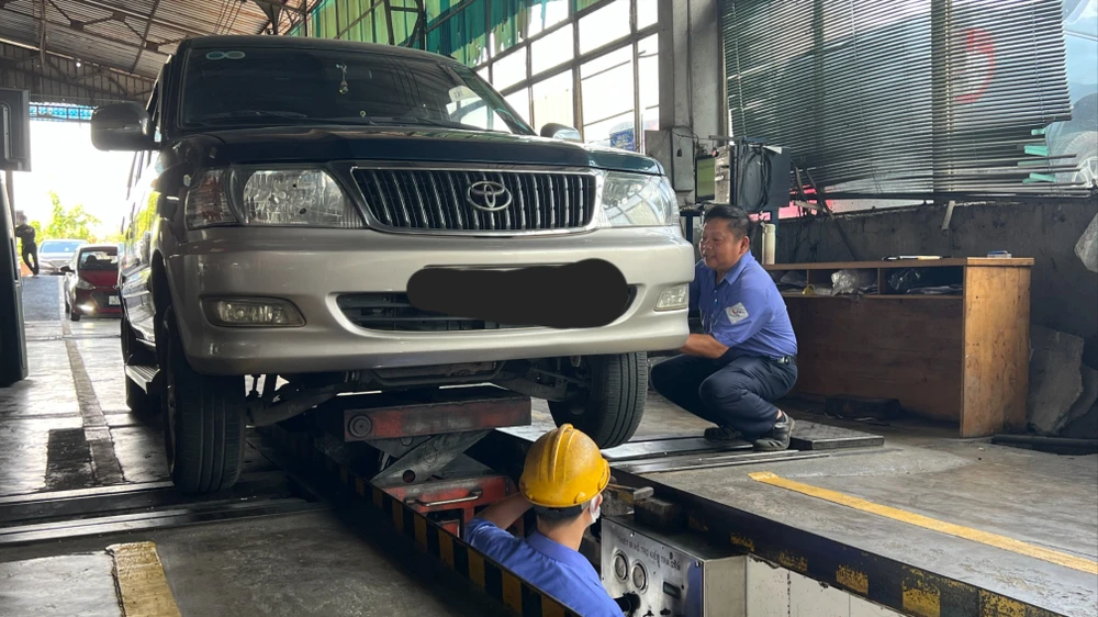 Một xe đang thực hiện đăng kiểm. Ảnh minh họa 1000010176.jpg