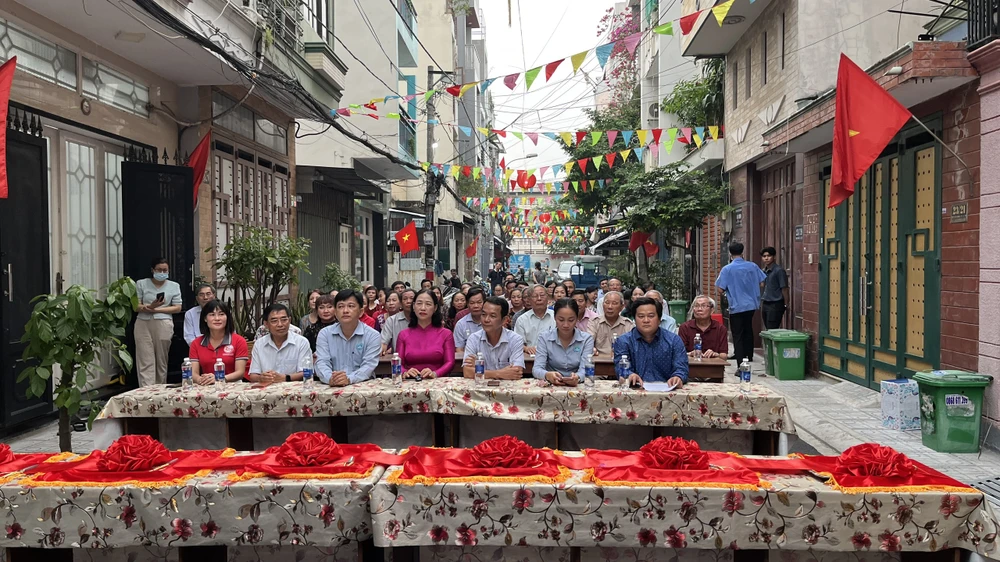 Rất đông người dân cùng các Lãnh đạo Phường tham dự Lễ khánh thành. Người dân và chính quyền