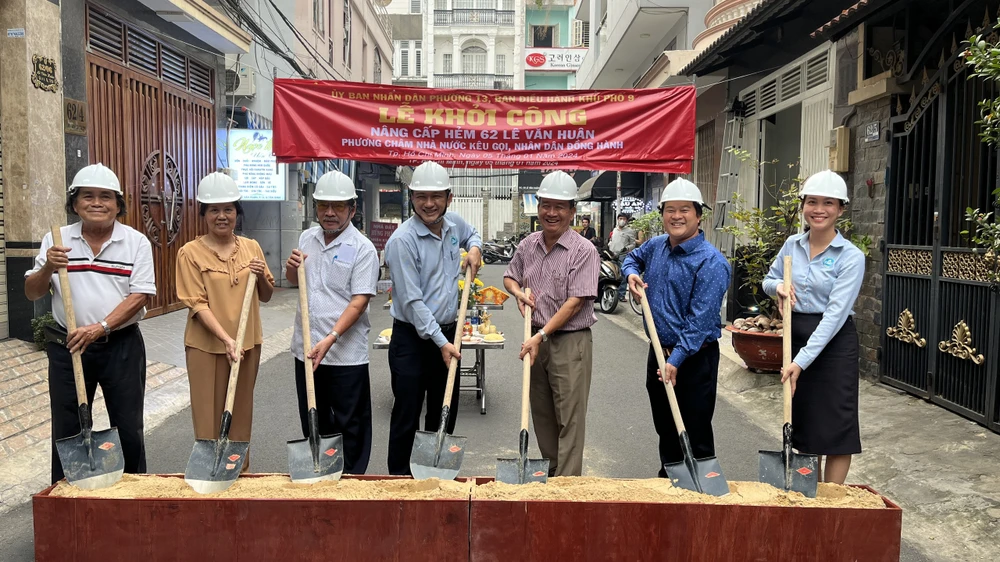 Lễ khởi công nâng cấp tuyến hẻm 62 Lê Văn Huân. Người dân và chính quyền