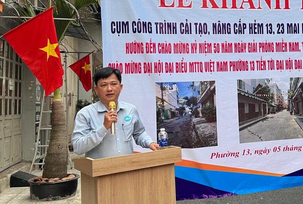 Ông Nguyễn Khắc Nguyên, Phó Bí thư Đảng ủy, Chủ tịch UBND phường 13, Quận Tân Bình phát biểu tại Lễ khánh thành. Người dân và chính quyền
