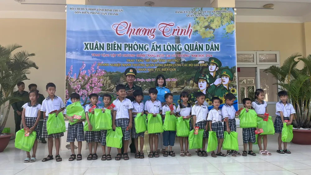 xuan-bien-phong-am-long-quan-dan-mang-tet-den-cho-ba-con-vung-bien-gioi-bien-1.jpg
