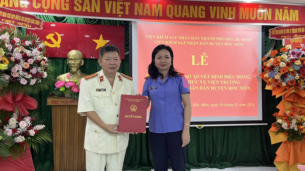 Bà Huỳnh Thị Ngọc Hoa - Phó Viện trưởng VKSND TP.HCM trao quyết định bổ nhiệm chức vụ viện trưởng VKSND huyện Hóc Môn cho ông Phan Trương Hiền. Ảnh: AN BÌNH vksnd-huyen-hoc-mon-co-tan-vien-truong-1.jpg