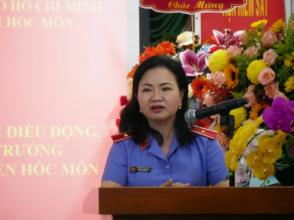 Bà Huỳnh Thị Ngọc Hoa, Phó Viện trưởng VKSND TP.HCM phát biểu tại buổi lễ. Ảnh: AN BÌNH vksnd-huyen-hoc-mon-co-tan-vien-truong-3.JPG