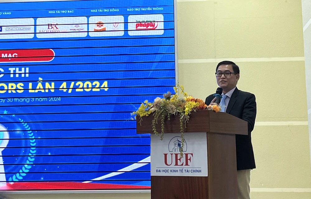 TS Nhan Cẩm Trí, Phó hiệu trưởng trường ĐH Kinh tế - Tài chính TP.HCM, chia sẻ tại lễ khai mạc. Ảnh: AN BÌNH. Law’s Conquerors