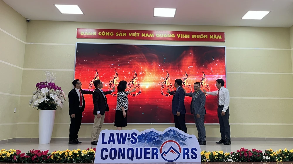 Các đại biểu thực hiện nghi thức khai mạc cuộc thi Law’s Conquerors lần 4. Ảnh: AN BÌNH Law’s Conquerors
