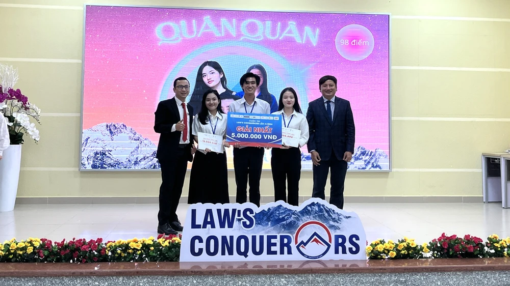 Đội thi Totoro đến từ Đại học Sài Gòn giành giải quán quân cuộc thi năm nay. Ảnh: AN BÌNH. Law’s Conquerors 2024
