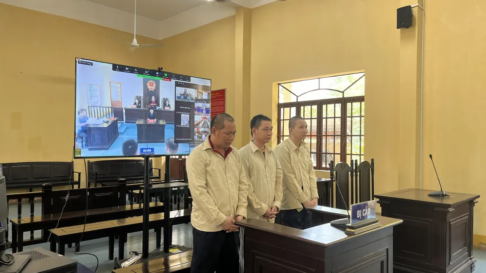 Các bị cáo Vũ, Tiến, Lộc (từ trái sang) tại phiên tòa. Ảnh: AN BÌNH tand-quan-8-mo-phien-toa-rut-kinh-nghiem-truyen-hinh-truc-tuyen-den-tand-hai-cap-1.jpg