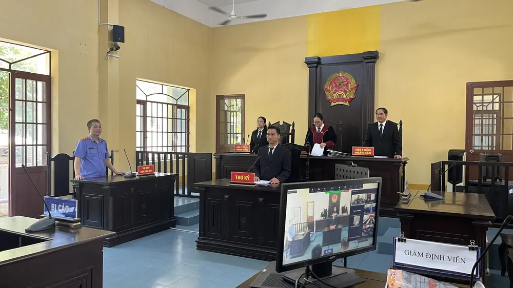 Phiên tòa rút kinh nghiệm được xét xử trực tiếp, đồng thời truyền hình trực tuyến đến TAND hai cấp TP.HCM. Ảnh: AN BÌNH phiên tòa rút kinh nghiệm