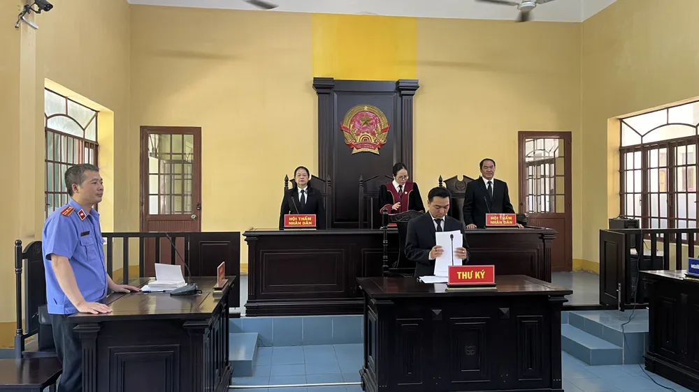 HĐXX tuyên án các bị cáo. Ảnh: AN BÌNH tand-quan-8-mo-phien-toa-rut-kinh-nghiem-truyen-hinh-truc-tuyen-den-tand-hai-cap-3.jpg