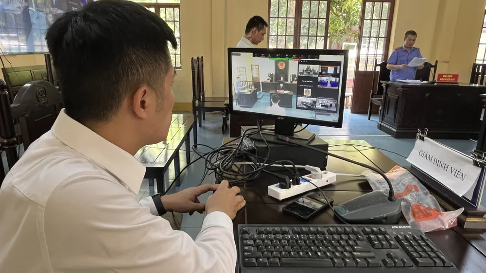 Phiên tòa được kết nối xuyên suốt với TAND TP.HCM và TAND các quận, huyện. Ảnh: AN BÌNH tand-quan-8-mo-phien-toa-rut-kinh-nghiem-truyen-hinh-truc-tuyen-den-tand-hai-cap-4.jpg