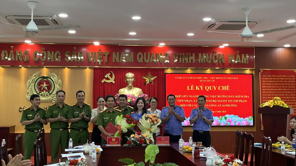 VKSND và Công an quận Gò Vấp ký kết Quy chế phối hợp liên ngành. Ảnh: AN BÌNH lien-nganh-quan-go-vap-rut-kinh-nghiem-nang-cao-hieu-qua-cong-tac-giai-quyet-tin-bao-to-giac-toi-pham-2 (2).jpg